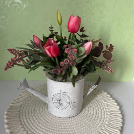 Locsolókannás asztaldísz élethű tulipánokkal